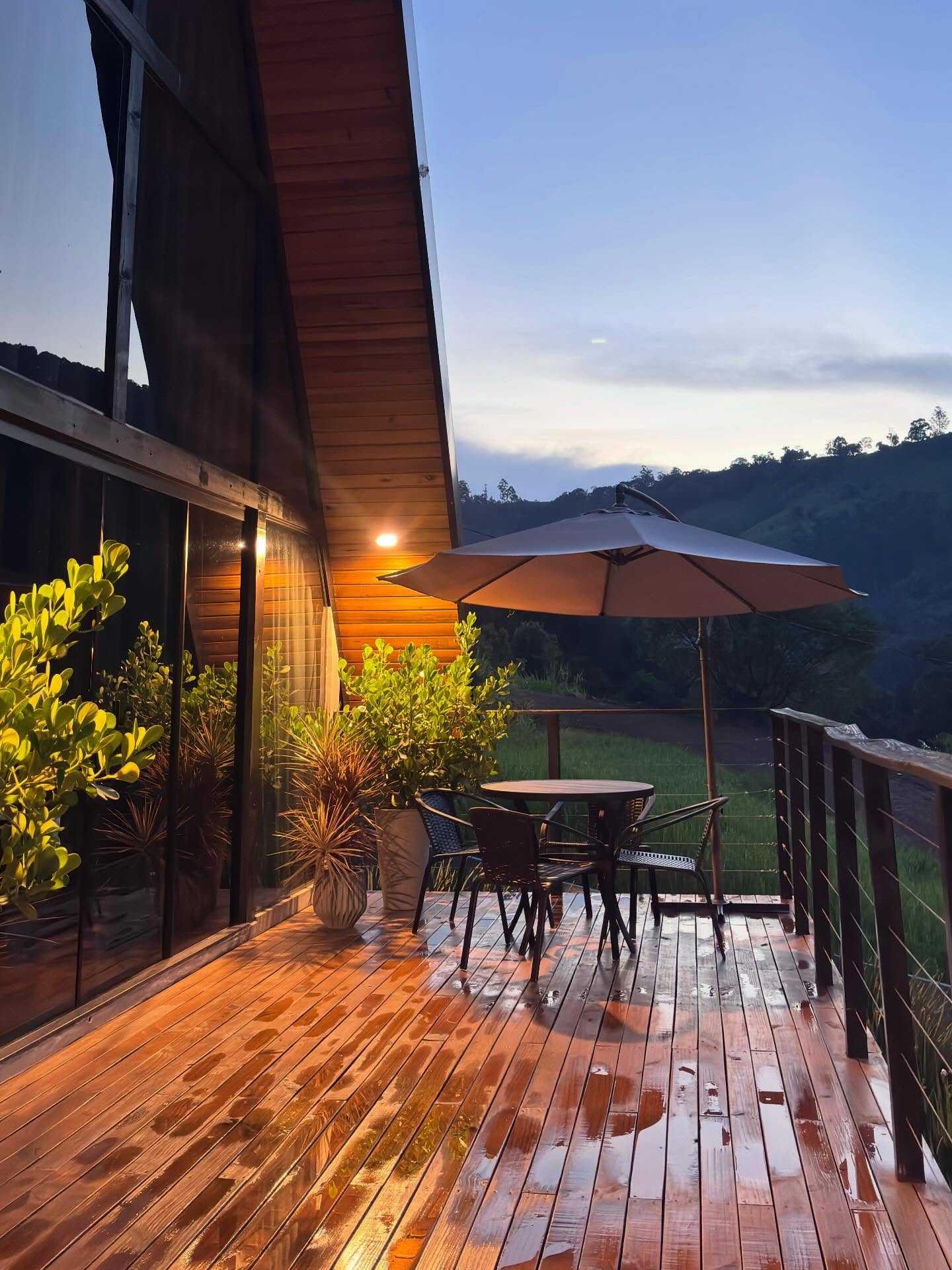 Deck externo ao entardecer